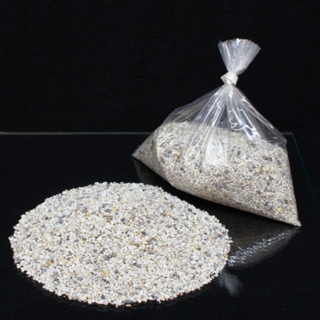 Heller Premium Abdeckkies (0,5 L) für die Kaktus-Aussaat, abgebildet im Beutel und ausgeschüttet auf schwarzem Grund.